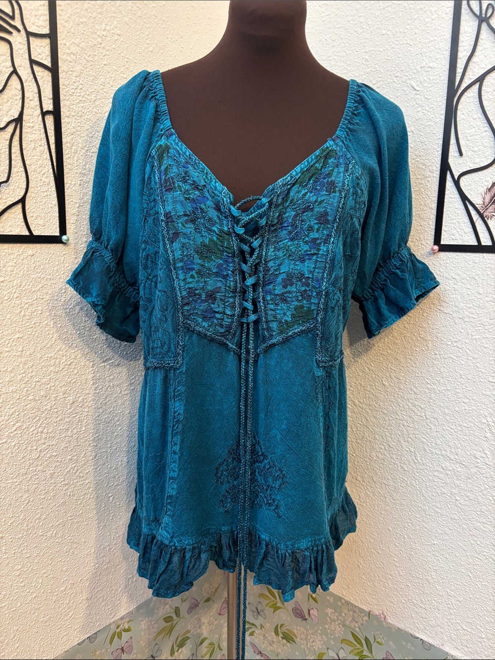 Flower turquoise floral short sleeve lace-up bodice peasant top. Size L.